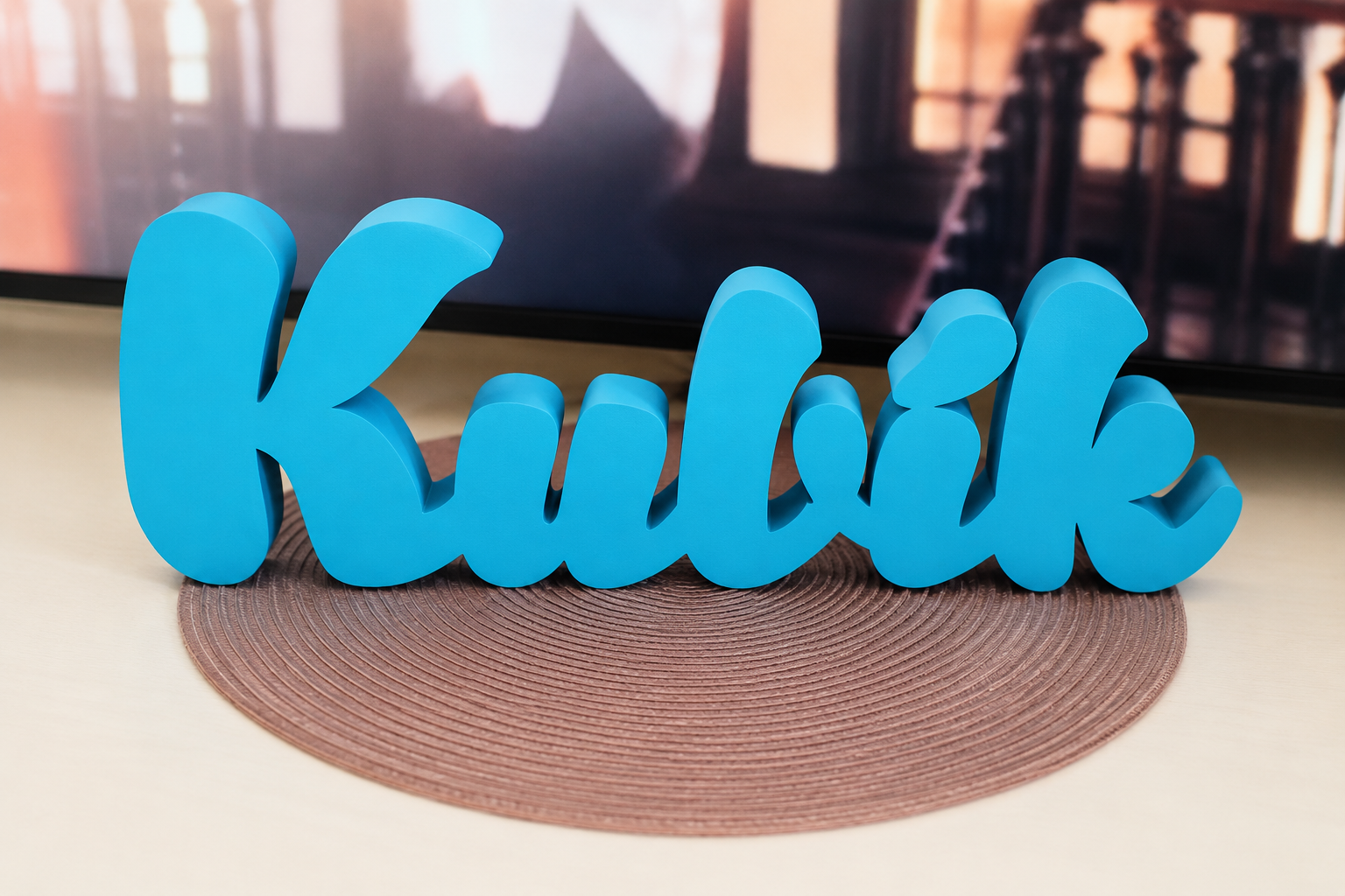Dekorativní 3D jméno Kubík z lehkého a pevného materiálu XPS v tyrkysově modré barvě. Personalizovaný nápis je vhodný jako originální dekorace do dětského pokoje, na poličku, komodu nebo jako dárek k narození, narozeninám či svátku.